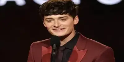 Noah Schnapp smiling